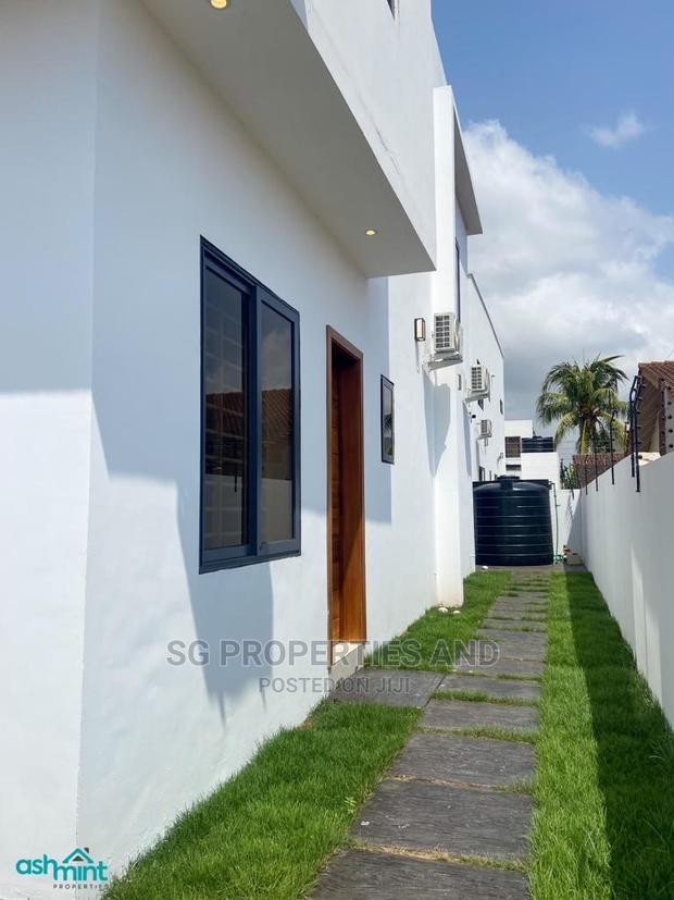 4bdrm Mansion in Community 18 Spintex for Sale · Photo 2