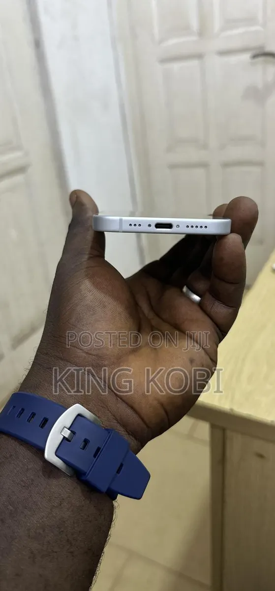 Apple iPhone 15 256 GB White · Photo 1