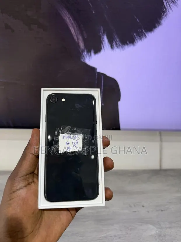 Apple iPhone SE (2022) 64 GB Black · Photo 1
