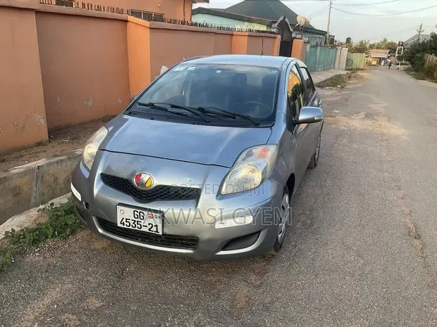 Toyota Vitz 1.0 FWD 5dr 2010 Silver · Photo 1
