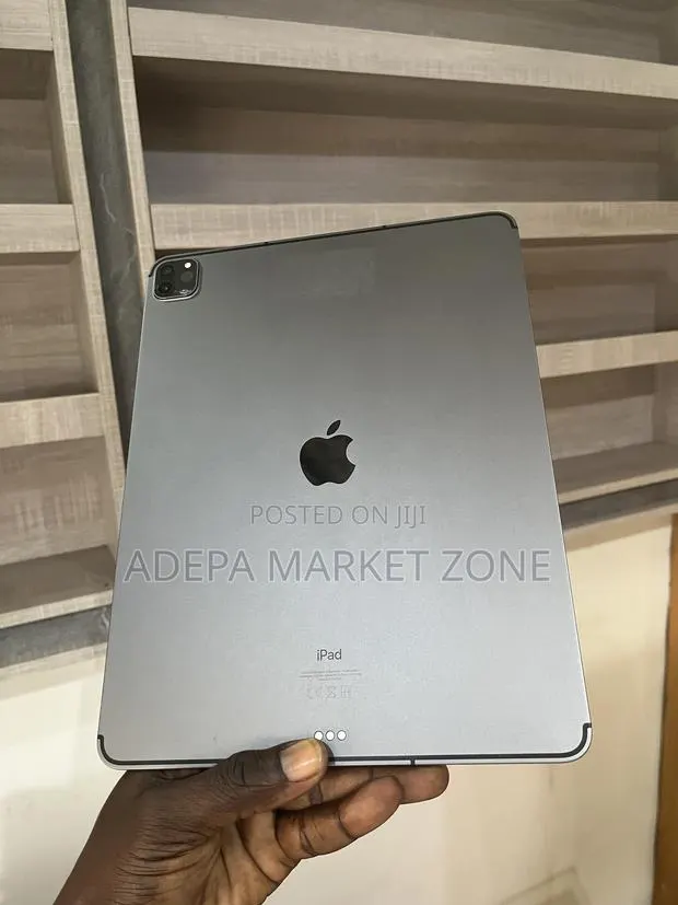 Apple iPad Pro 12.9 (2022) 512 GB Gray · Photo 1