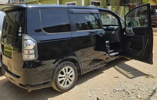 Toyota Voxy V 2WD 8-Seater 2011 Black · Photo 1