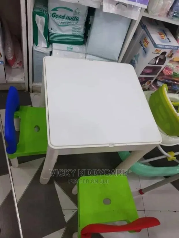 Table and Chairs · Photo 3