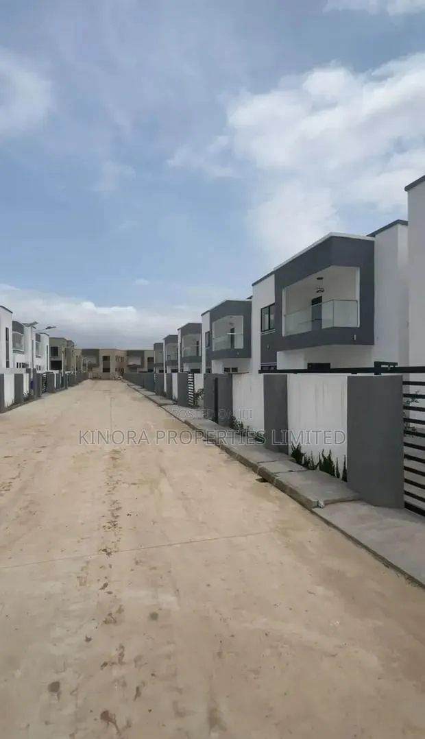3bdrm Duplex in Oyarifa for sale · Photo 1