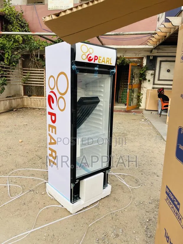 Quiet and Efficient Pearl PVC 352 Electric Beverage Cooler · Photo 1