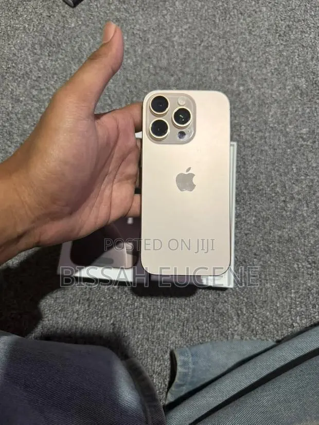 Apple iPhone 16 Pro 128 GB Gold · Photo 1