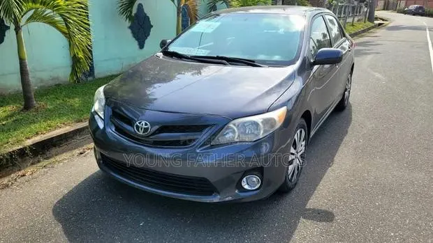 Toyota Corolla LE Special Edition 4dr Sedan (1.8L 4cyl 4A) 2013 Gray · Photo 1