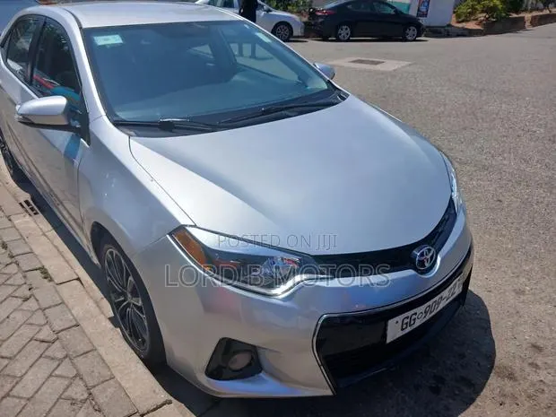 Toyota Corolla 2016 Silver · Photo 1