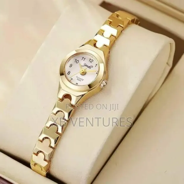 Elegant Golden Quartz Watch With Unique Link Design · Photo 1