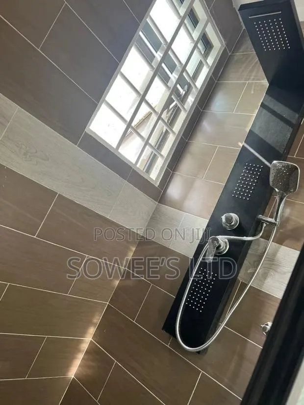 Shower Pannel · Photo 1