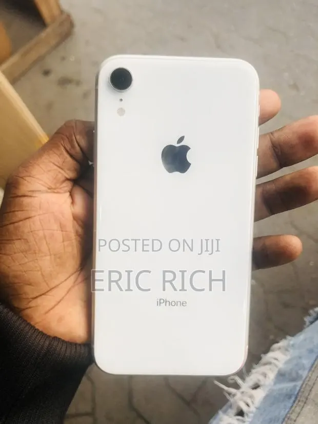 Apple iPhone XR 64 GB White · Photo 1