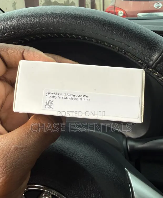 20W USB-C Power Adapter - UK 3-Pin Plug (Charger Head iPhone) · Photo 2