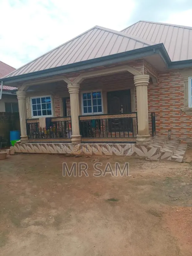 5bdrm House in Sam Properties, Adade for sale · Photo 1