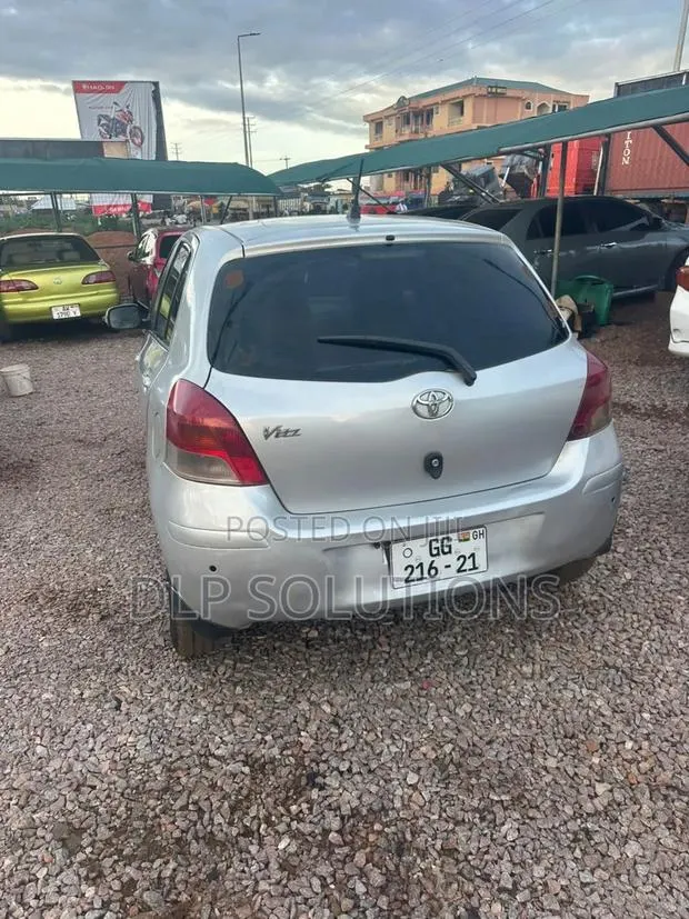 Toyota Vitz 1.3 FWD 5dr 2010 Silver · Photo 2