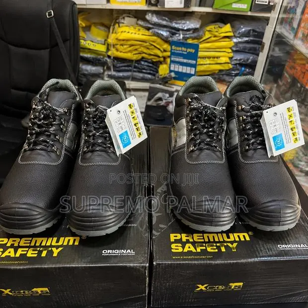 Men’s Heavy Duty Safety Boots With Reflective Stripes – Size 40–45 · Photo 1