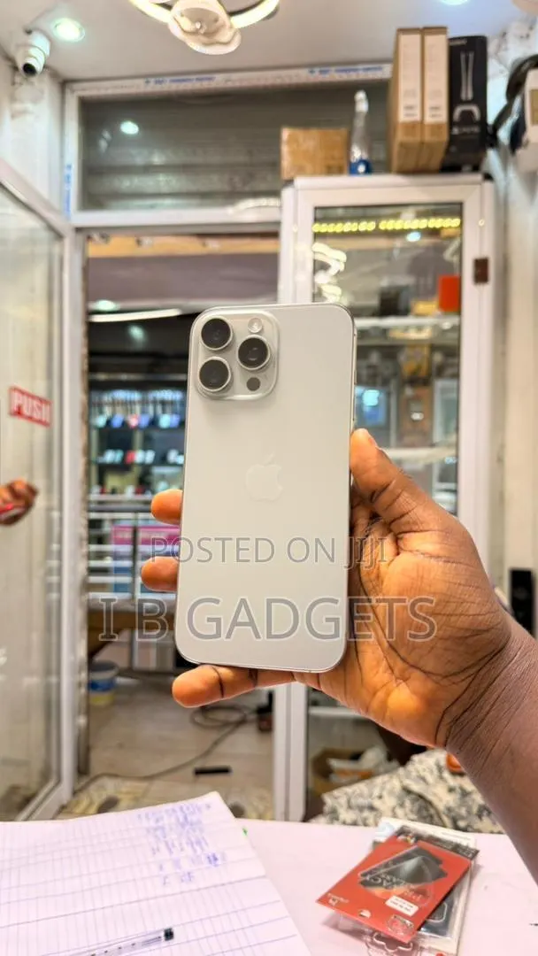 Apple iPhone 16 Pro Max 512 GB Gold · Photo 1