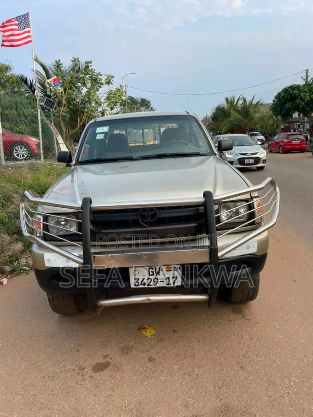 Toyota Hilux 2000 Silver · Photo 1