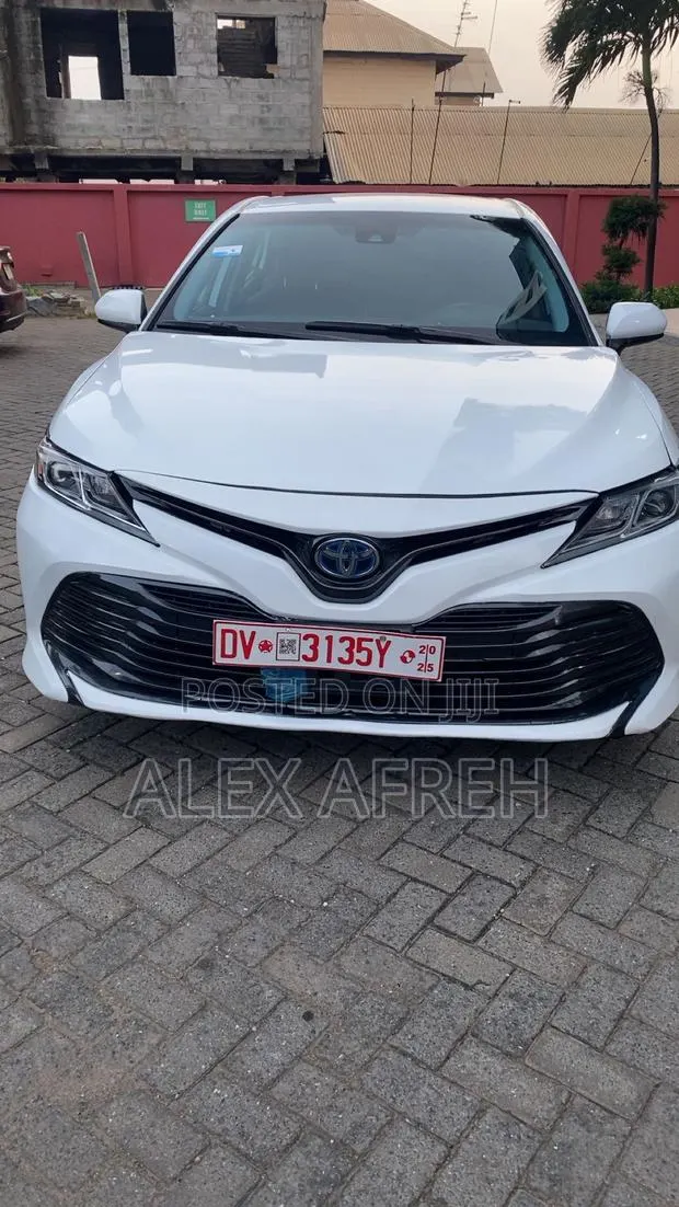 Toyota Camry LE FWD 2020 White · Photo 1