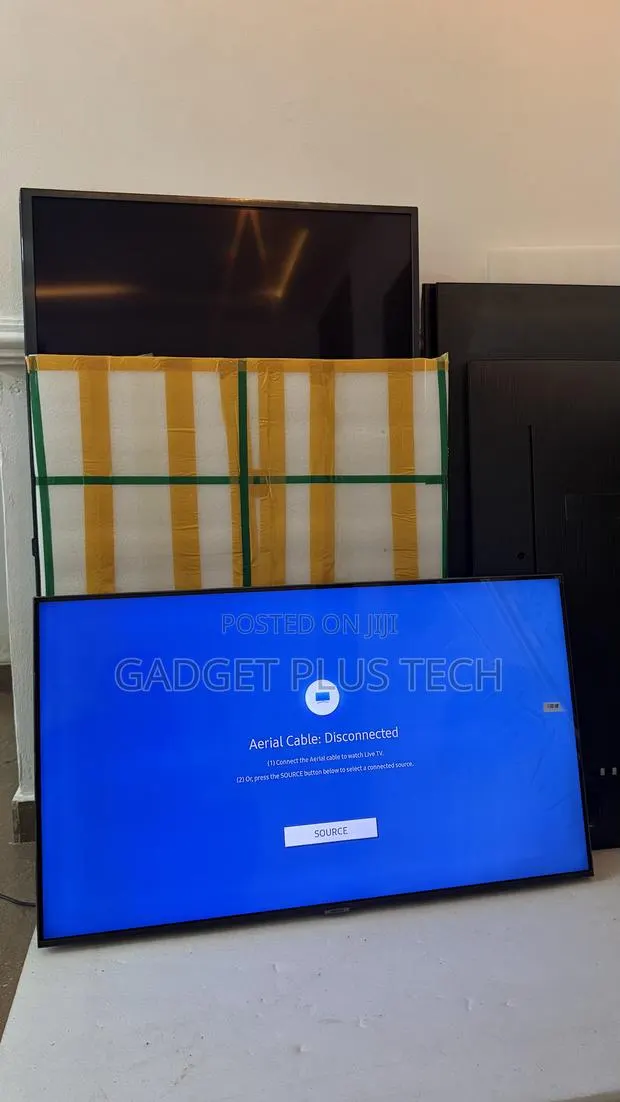 Samsung Crystal UHD Smart TV 2022 43”inches (Almost New) · Photo 1