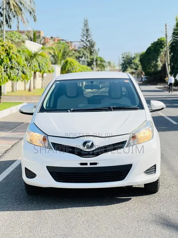Toyota Vitz 1.3 AWD 3dr 2011 White · Photo 1