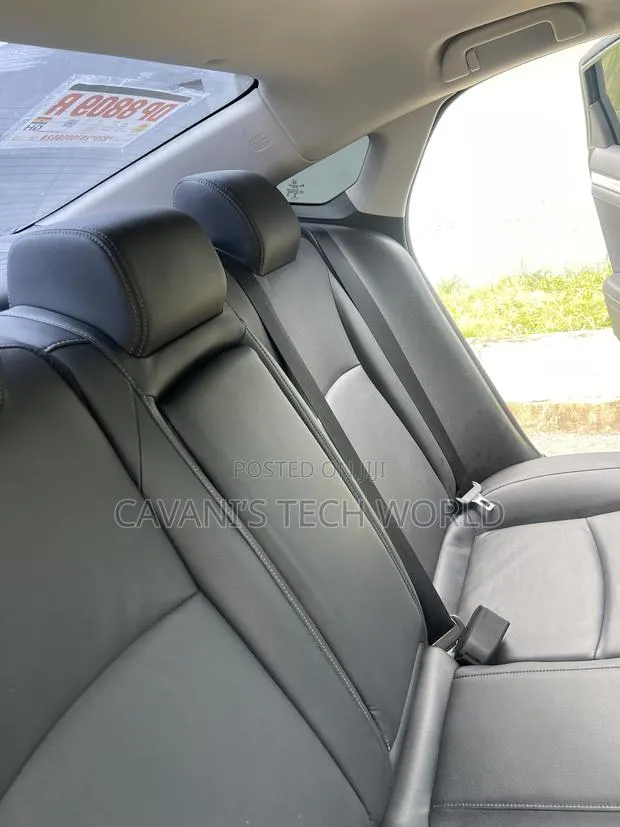 Honda Civic Touring Sedan 2020 · Photo 3