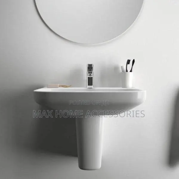 Basin With Short Pedestal · Photo 1