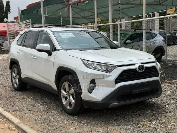 Toyota RAV4 XLE Premium AWD 2023 White · Photo 1
