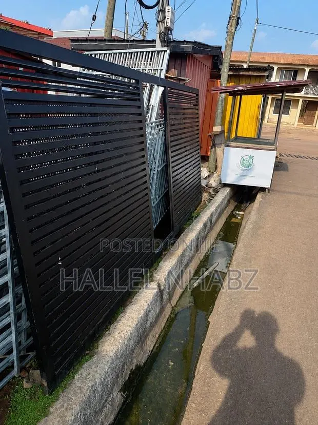 Sliding Gate · Photo 1