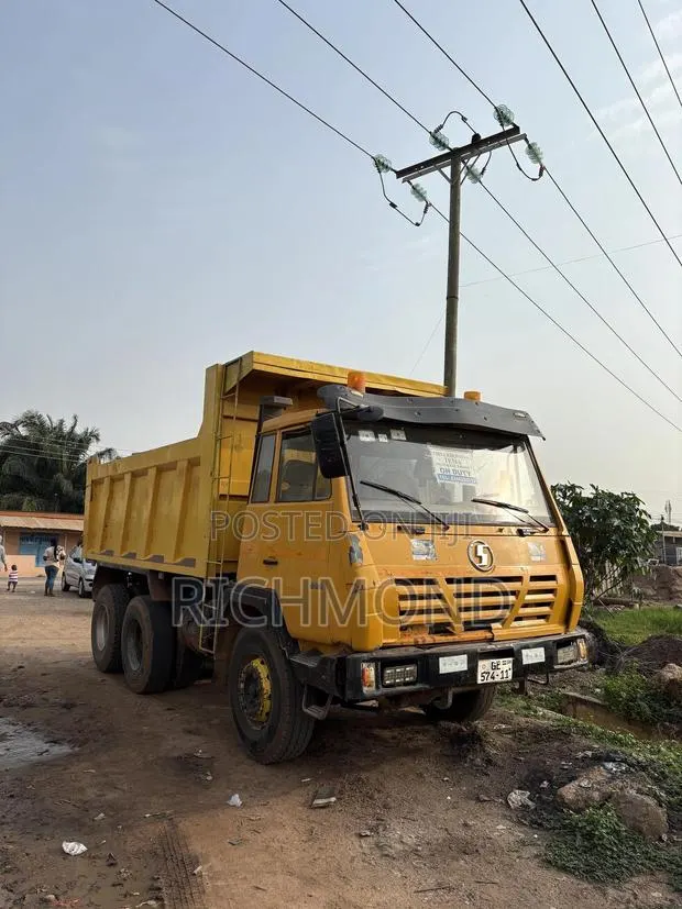 Used Shacman Truck With Good Engine and Condition · Photo 1