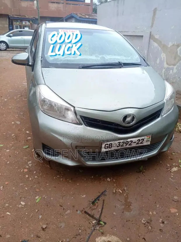 Toyota Vitz 2012 Silver · Photo 1