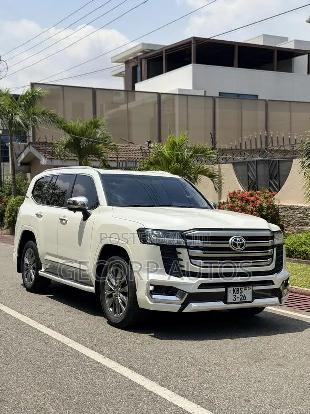 Toyota Land Cruiser LC300 2022 White