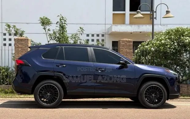 Toyota RAV4 XLE 2022 Blue · Photo 1