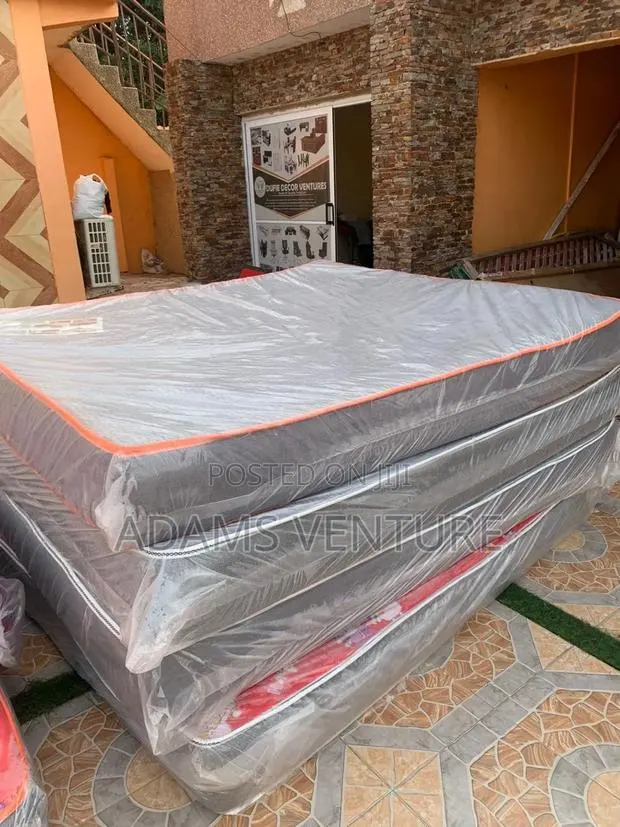 Queen Size Mattress 72x75 · Photo 1