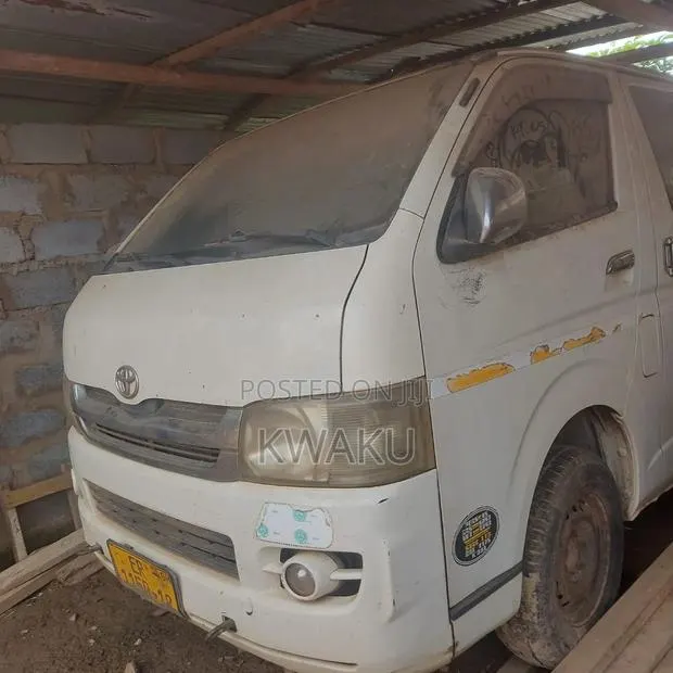 Toyota HiAce 2008 White · Photo 1