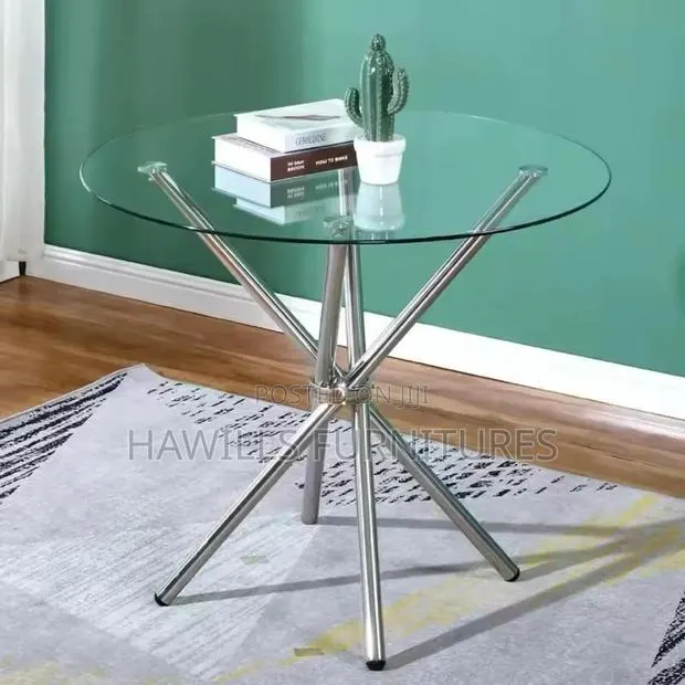 Round Dining Table · Photo 1