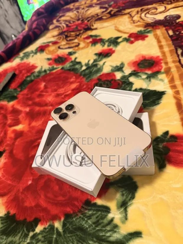 Apple iPhone 16 Pro Max 256 GB Gold · Photo 1
