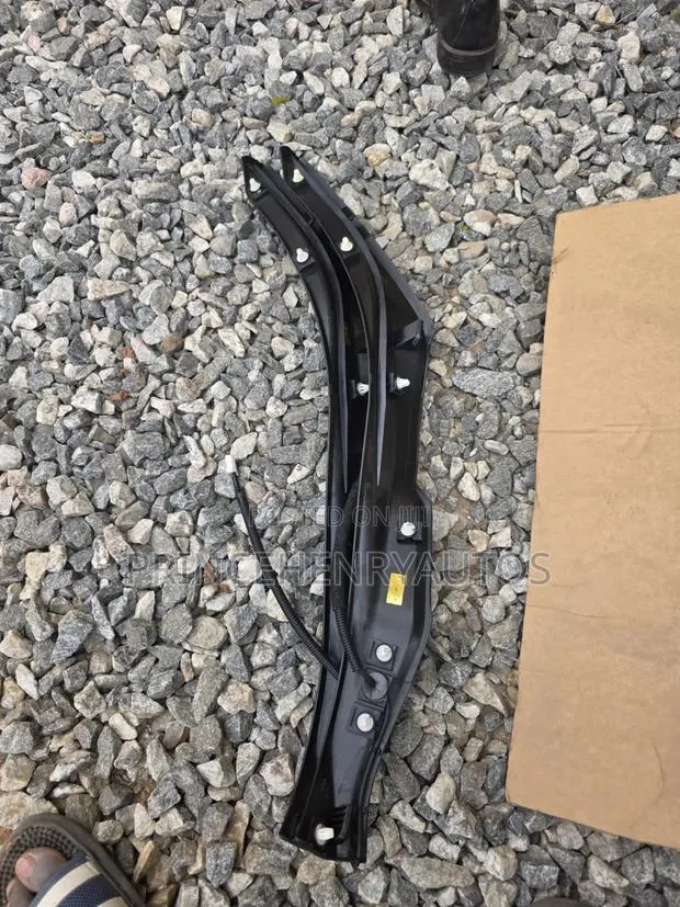 2023 Honda CRV Tailgate Right Pinch Sensor · Photo 1