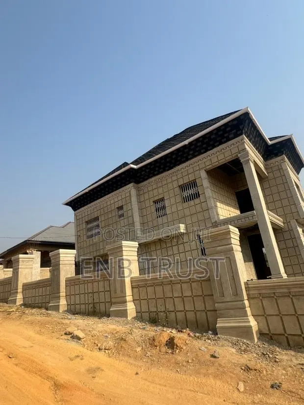 6bdrm Duplex in Bekwai Dominase for sale · Photo 1