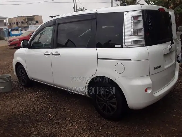 Toyota Sienna 2012 White · Photo 1