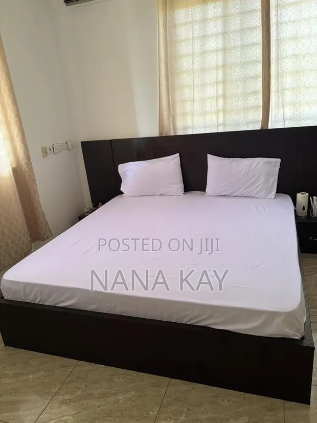 Queen Size Bed · Photo 1