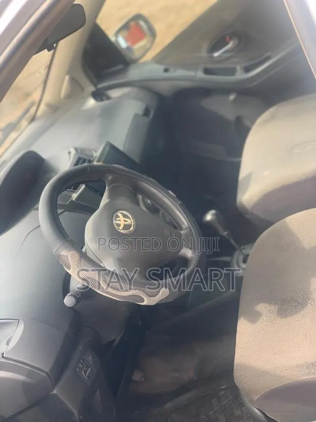 Toyota Vitz 2010 Gray · Photo 1
