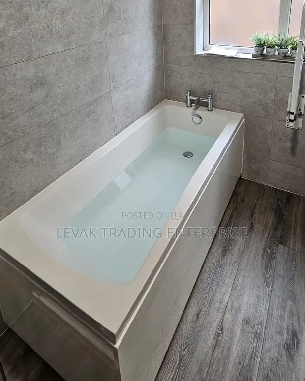 Bathtub With Covered Panel - Jaccuzi · Photo 1
