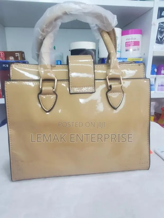Beige Embossed Patent Leather Top-Handle Handbag With Scarf. · Photo 4
