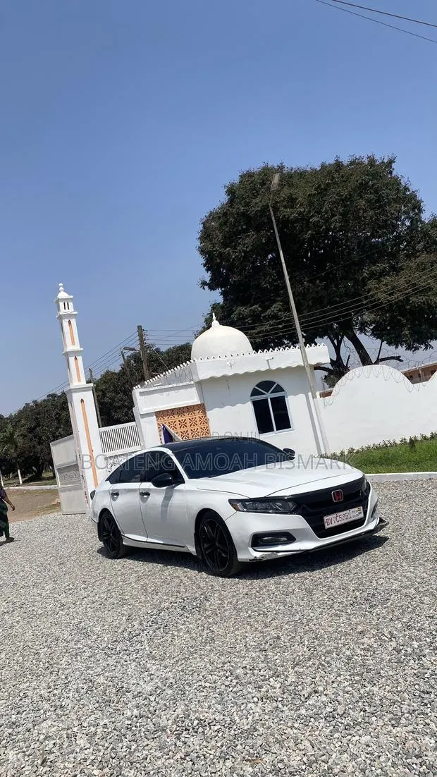 Honda Accord 2018 White · Photo 1