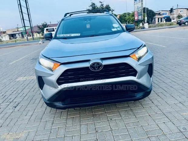 Toyota RAV4 LE 2022 Gray · Photo 1