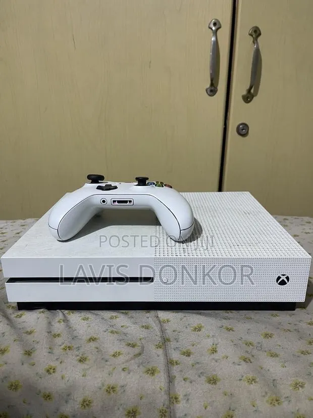 Xbox 1s With Fc 27 and One Other Game · Photo 1