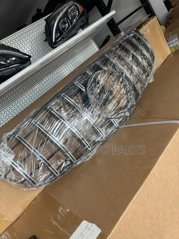 Mercedes Benz C300 Front Grill 2015-2020 Brand New · Photo 1