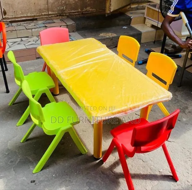Kids Table and Chairs · Photo 1