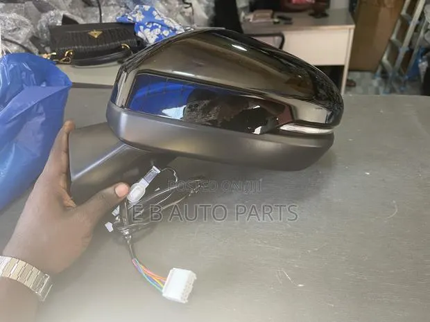 CRV 2024 Mirror Right (Light & Sensor) · Photo 1