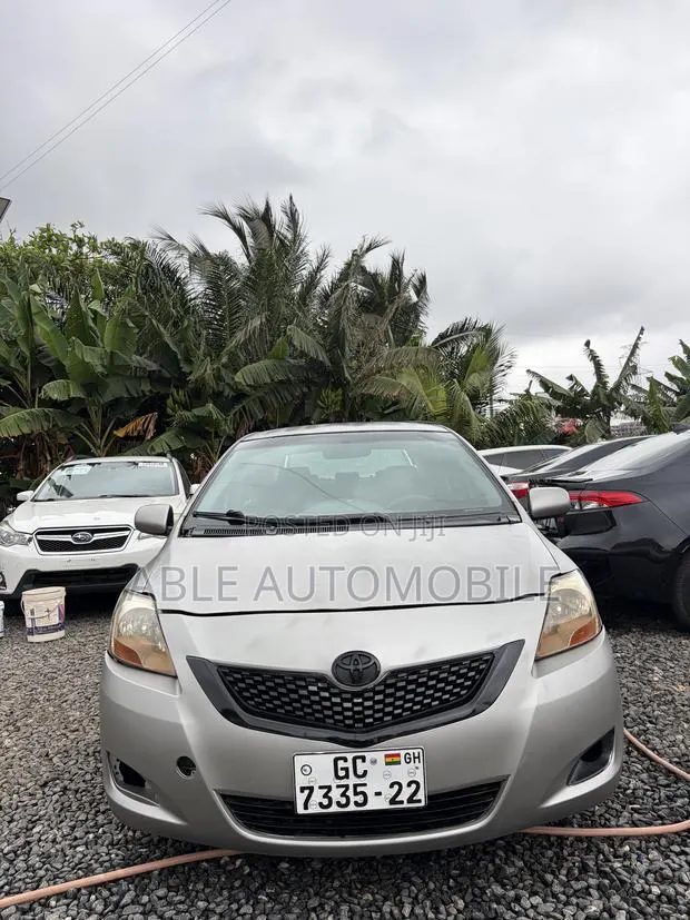 Toyota Yaris Base Sedan 4dr 2010 Silver · Photo 1